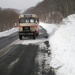 八幡平ハイツレストラン 水芭蕉 - 冬季限定で運行されるボンネットバス。運転手も専属で車齢は４０年以上？