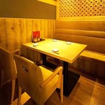とんかつ 神楽坂 さくら - 店内は仕切られた空間になっており、お子様連れのファミリー利用から気軽なランチ会食、会社の飲み会、接待など改まった会席にもご利用頂けます