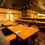 とんかつ 神楽坂 さくら - スタイリッシュな雰囲気は女性同士、カップルにもおすすめ。テーブルごとの距離もゆったりしているため、広々とした空間に感じられます。宴会にも対応可能です！！