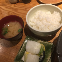魚匠 銀平 道頓堀店 - 味噌汁 ご飯 白菜の漬物