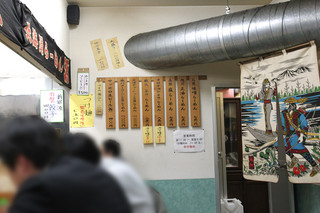 北海道ラーメン 新宿源 - 壁のメニュー。