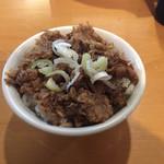 桜桃太郎 - ミニチャーシュー丼。ラーメンよりも先に提供されます。特製スパイスがいい感じに食欲を刺激！。これより一回り大きい通常のチャーシュー丼もありますが、ラーメンを大盛りにしたのであればミニがよいと思います。