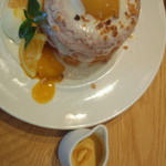 ウフウフガーデン - マンゴーマカダミアパンケーキ　マンゴープディングソース添え　１３５０円です