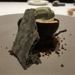 ラチュレ - 崩してしまったけれど、竹炭のメレンゲ、フォアグラのムース、トリュフのアイスに赤ワインソース、下はショコラでまとめて