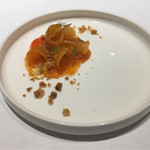 ラチュレ - シャルトリューズでマリネしたフレッシュな次郎柿と追熟した蜜柿、下に黒豆の菊醤をアクセントにしたプラリネ、フィユタージュを散らして