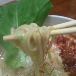 暁 製麺 - 中太麺のアップ