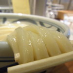 谷や - 麺、持チ上ゲ之図