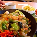 だんらん食堂 - サラダ、スープ付き。酢も