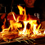 Warayakiya - 1Ｍ以上もの炎を上げる藁焼きは、一気に高温で焼き上げるので旨味が凝縮、また表面にはわらの香ばしい香りが付き、素材の旨味を味わえます。土佐の地酒との相性もぴったり。 