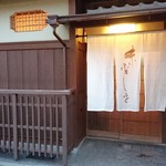 味 ふくしま - 花見小路より南へ二筋ほど入った通りの、花街・祇園のお茶屋【福嶋さん】がはじめた割烹、
                                味ふくしまさん。