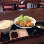 厨・駅さいど - カキフライ単品は700円、メニューにはない、定食にしていただきました。ご飯、味噌汁、漬物が付いて850円でした