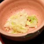 大戸屋 - 広島県産かきフライ定食（6個）（税込1,198円）
            美味しい漬け物ですが、量がショボい。