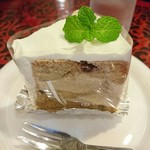 壱番館 - コーヒーのシフォンケーキ。ナッツとレーズン入り。