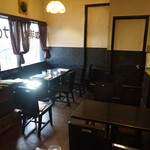 ザ・ミュンヒ - テーブルは楢で椅子は樫だそうです