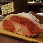 Matasaburo - 熟成肉1：最初にカット前の肉を見せてくれます^m^