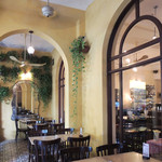 The Refinery - パティオから見る店内