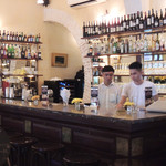 The Refinery - お花が並ぶバー・カウンター