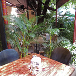 The Refinery - 陽が当たるカフェ・テーブル