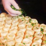上海 焼き小籠包 - 仕上げのパラパラ