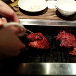 焼肉 ジャンボ - 牛ヒレステーキの焼き