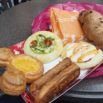 マンマ・ビスコッティーズ・ベーカリー - アップルカスタードデニッシュ、ソーセージデニッシュ、エッグ＆ベーコンフォカッチャ、クルミとレーズンのブレッド、
      チキン＆マヨネーズフォカッチャ(ジェノヴェーゼ風)、クリームチーズ・ブラウニー