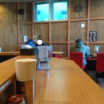 麺屋 武双 - 店内～テーブル席方向