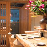 SHIBAURA HORUMON HANARE - 2016.11 カウンター席、奥には半個室のテーブル席