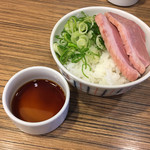 麺屋さくら - 2016年11月10日
      Oi!ラーメン企画
      コラボ
      「元祖 台湾まぜそば    かも？」の
      専用サイドメニュー
      「追い鴨丼」 280円    