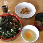 京都 - 「かしわ丼」には、 生卵と吸物と漬物、追加用のタレが添えられています。 