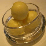 オーベルジュ・ド・リル - 丸くてコロンとしたバター