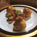 ケイブ バー - エスカルゴのバジルソース何たら