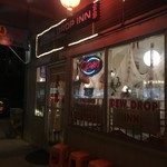 Dew Drop Inn - お店の外観です。道路沿いにあります