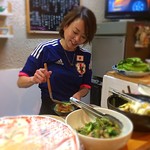 Obanzai Shin - お客様がサッカー観戦 女将もユニホーム姿に