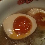 特製中華そば　味玉のアップ