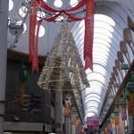 らー麺大勝 - 千林商店街にもクリスマスツリーがありました。 天井からぶら下がっていました。 プチツリーですね。 後数日でいよいよ１２月に突入です。 一年は早いですよね。