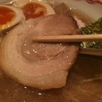 中華蕎麦 無地 - 特製中華そば　チャーシューのアップ