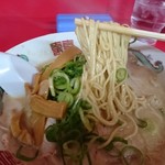 とん吉 - 麺アップ