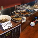 BOND - カウンターには美味しそうな惣菜がずらり