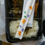 ヴィーテ - お弁当にはお箸とおしぼりがついてます。