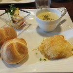 雪詩慕雲 上越店 - ホタテのカダフィ包み、クラムチャウダー、パン、貝のマリネ