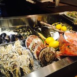 オイスターバー マリオ バルバ - １Fスタンディングの食材ショーケース