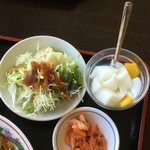 一品居 - 定食のサラダと杏仁豆腐