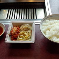 肉の田じま - 定食付きご飯、漬物