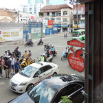 Kem Bach Dang - 昔ながらの道路横断 ”みんなで渡れば恐くない”