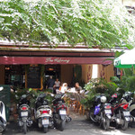 The Refinery - バイクが並ぶリファイナリー