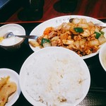 東海菜館 - 鶏肉の黒胡椒味炒め定食