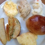 ヴィ・ド・フランス - ディップとポテトとレーズンパン。