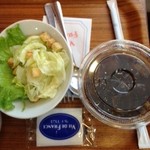 ヴィ・ド・フランス - サラダとアイスコーヒー。