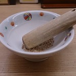 福てんかつ - 胡麻を擦りながら待つ。