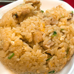 こちらがやみつき必至の焼飯。
          単品で頼めばスープが付いてきます(^ ^)